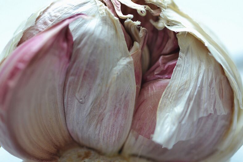 Use garlic to rid your body of toxins and parasites
