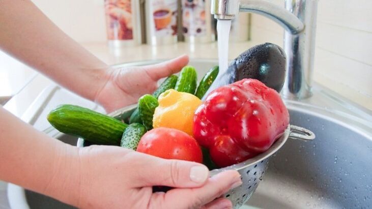 Washing vegetables and fruits as a parasite prevention measure