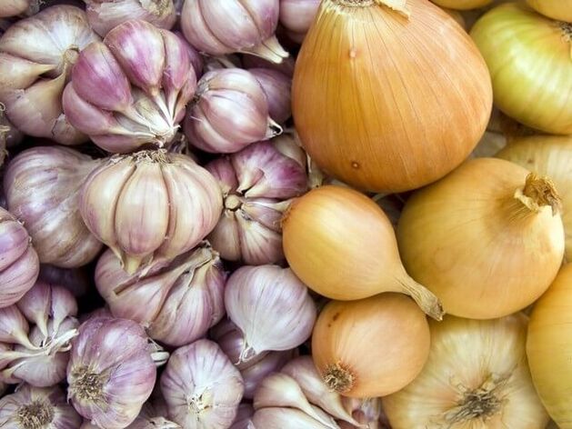 Fresh onions and garlic kill worms